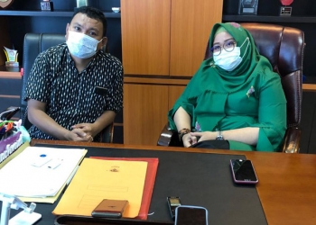 Wakil Rektor III UNG, Karmila Machmud, menyampaikan keterangan terkait pelasaknaan Pilpres BEM UNG, Kamis (17/12/2020).