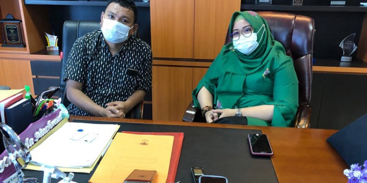 Wakil Rektor III UNG, Karmila Machmud, menyampaikan keterangan terkait pelasaknaan Pilpres BEM UNG, Kamis (17/12/2020).