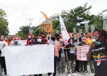 Front Rakyat Indonesia untuk West Papua menggelar aksi damai di depan gerbang kampus UNG. Foto: Sari/gopos