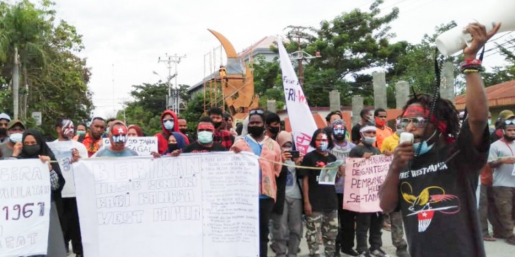 Front Rakyat Indonesia untuk West Papua menggelar aksi damai di depan gerbang kampus UNG. Foto: Sari/gopos