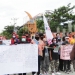 Front Rakyat Indonesia untuk West Papua menggelar aksi damai di depan gerbang kampus UNG. Foto: Sari/gopos