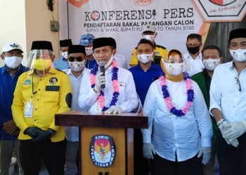 Pasangan calon Bupati dan Wakil Bupati Kabupaten Pohuwato, Saipul Mbuinga-Suharsi Igrisa bersama partai pendukung, (foto: muhajir/gopos)