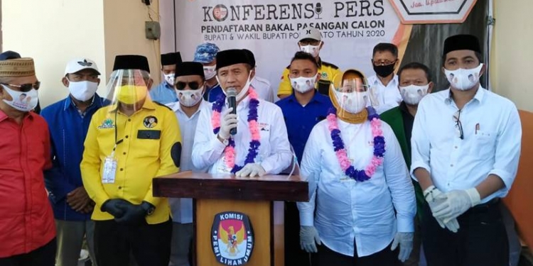 Pasangan calon Bupati dan Wakil Bupati Kabupaten Pohuwato, Saipul Mbuinga-Suharsi Igrisa bersama partai pendukung, (foto: muhajir/gopos)