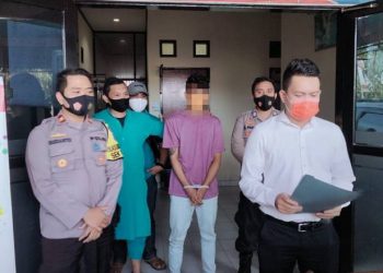Kasat Reskrim Polres Gorontalo Kota, AKP Laode, didampingi Kapolsek Kota Timur, Iptu Handono Chirbudiarto melakukan jumpa pers  terkait pembacokan di JDS, Senin (7/12/2020)