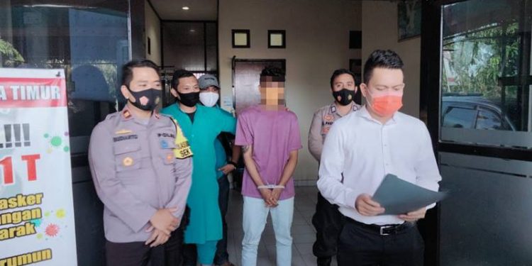 Kasat Reskrim Polres Gorontalo Kota, AKP Laode, didampingi Kapolsek Kota Timur, Iptu Handono Chirbudiarto melakukan jumpa pers  terkait pembacokan di JDS, Senin (7/12/2020)