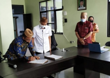 Anggota DPRD Provinsi Gorontalo, Adnan Entengo bersama Rektor UNU Gorontalo, Ridwan Tohopi menandatangani MoU antara DPRD Provinsi Gorontalo bersama UNU Goronntalo, Rabu (9/12/2020). (foto: istimewa)
