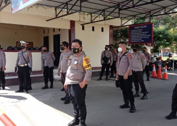 Kapolres Pohuwato, AKBP Teddy Rayendra (tengah)