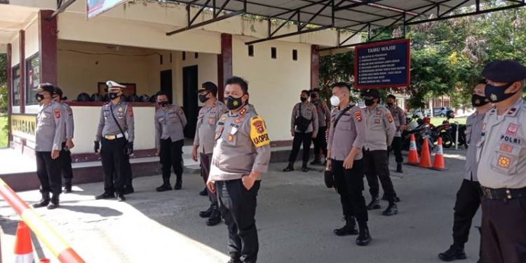 Kapolres Pohuwato, AKBP Teddy Rayendra (tengah)