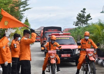 Kepala Basarnas Gorontalo, I Made Junetra melepas personel yang disiagakan untuk pengamanan natal dan tahun baru, Jumat (18/12/2020) (foto: istimewa)