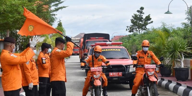 Kepala Basarnas Gorontalo, I Made Junetra melepas personel yang disiagakan untuk pengamanan natal dan tahun baru, Jumat (18/12/2020) (foto: istimewa)