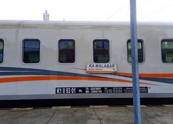 Penumpang diharuskan menunjukkan hasil Rapid Test Antigen yang negatif sebelum diperkenankan menggunakan kereta api (KA).