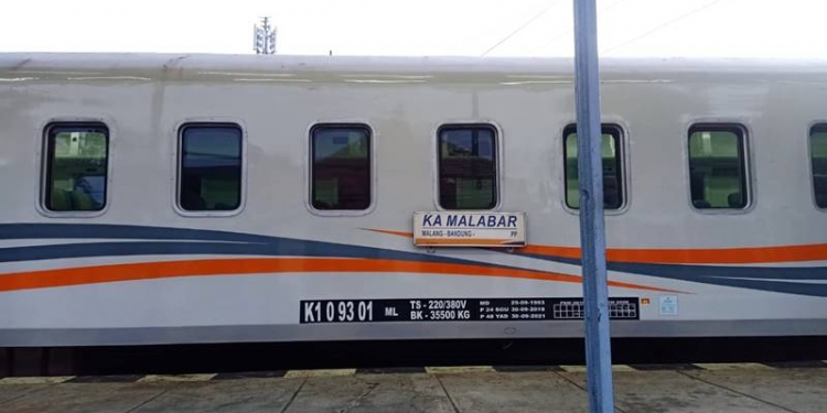 Penumpang diharuskan menunjukkan hasil Rapid Test Antigen yang negatif sebelum diperkenankan menggunakan kereta api (KA).
