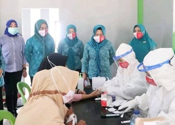 Pemeriksaan rapid test dikhususkan untuk kelompok perempuan itu digelar di Desa Patuhu, Kecamatan Randang, Ahad (20/12/2020). (foto: istimewa)