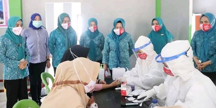 Pemeriksaan rapid test dikhususkan untuk kelompok perempuan itu digelar di Desa Patuhu, Kecamatan Randang, Ahad (20/12/2020). (foto: istimewa)