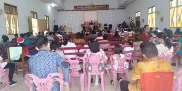 Jemaat Gereja GPDI Bethel Desa Londoun, Kecamatan Popayato Timur, Kabupaten Pohuwato menggelar ibadah Natal dengan menerapkan protokol kesehatan, Jumat (25/12/2020). (Foto/ramlan gopos).