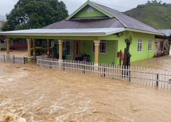 Rumah terendam banjir