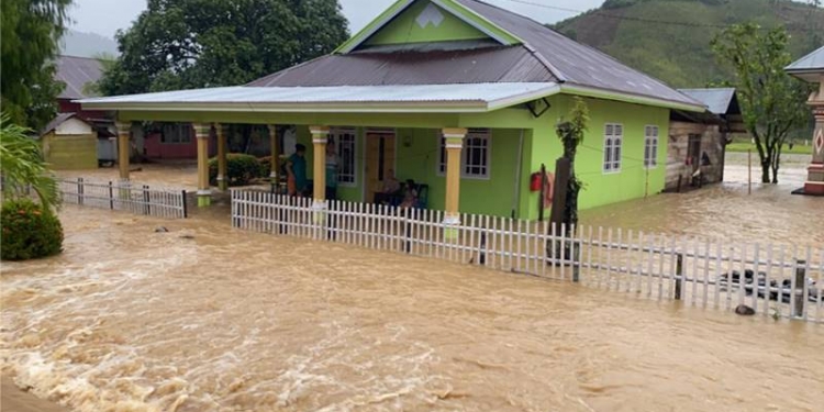 Rumah terendam banjir