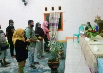 Bimbingan Teknis untuk anggota KPPS Boludawa, tentang tata cara pemungutan dan perhitungan suara. Foto: Indra/gopos