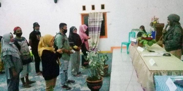 Bimbingan Teknis untuk anggota KPPS Boludawa, tentang tata cara pemungutan dan perhitungan suara. Foto: Indra/gopos