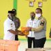 Sekda Gorut, Ridwan Yasin saat menyerahkan bantuan kepada warga yang terdampak banjir di 5 desa yang ada di Kecamatan Biau, Rabu (24/12/2020).(foto.arif/hms)