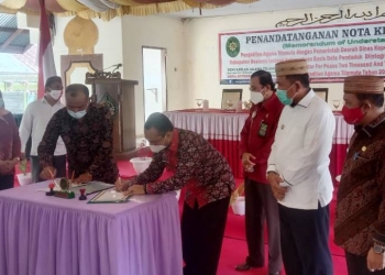 penandatanganan MoU bersama Dinas Kependudukan dan Pencatatan Sipil, yang berlangsung di kantor Bupati, Jumat (18/12/2020). (foto.ilham/gopos)