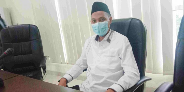 Anggota Komisi 4 DPRD Provinsi Gorontalo, Adnan Entengo, saat diwawancarai awak media. Foto: Aldy/gopos.