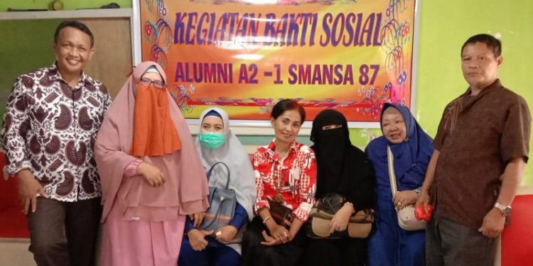BAKTI SOSIAL - Alumni A.2.1 SMANSA Gorontalo 87 melaksanakan bakti sosial di panti asuhan Thoriqul Hisyam, Kelurahan Bulotadaa Timur, Kecamatan Sipatana, Kota Gorontalo