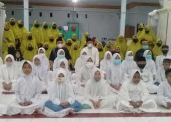 Bupati Bone Bolango Hamim Pou di dampingi Camat Bulango Selatan saat foto bersama santri serta ibu-ibu majelis taklim Nurul Qolbi Desa Lamahu Kecamatan Bulango Selatan.