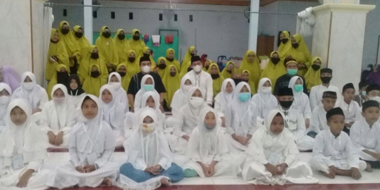 Bupati Bone Bolango Hamim Pou di dampingi Camat Bulango Selatan saat foto bersama santri serta ibu-ibu majelis taklim Nurul Qolbi Desa Lamahu Kecamatan Bulango Selatan.