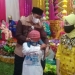 Bupati Bone Bolango, Hamim Pou, menyerahkan bantuan bagi anak yatim pada peringatan Hari Anak Yatim di Bone Bolango, Senin (11/1/2021). (Indra/gopos)