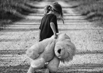 Ilustrasi: Anak Perempuan (Gambar oleh lisa runnels dari Pixabay)