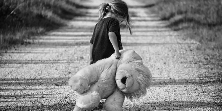 Ilustrasi: Anak Perempuan (Gambar oleh lisa runnels dari Pixabay)