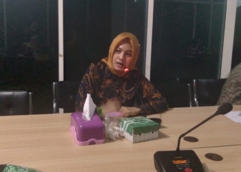 Anggota Komisi II DPRD Kabupaten Gorontalo, Sri Ningsih Nurkamiden, saat mempertanyakan persoalan pergantian pengurus pasar Hulawa, Telaga, yang berlangsung di Ruang Rapat DPRD Kab.Gorontalo, Kamis (7/1/2021). Foto: Ramlan/gopos.