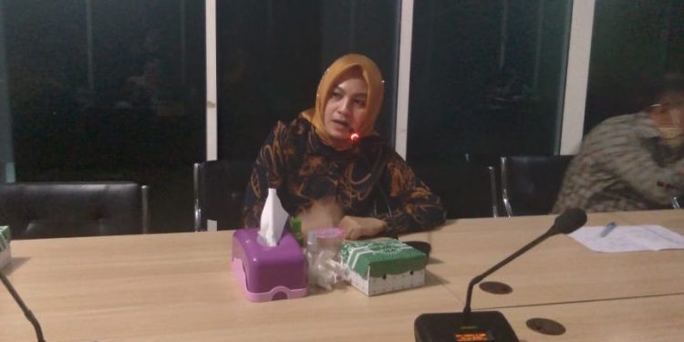 Anggota Komisi II DPRD Kabupaten Gorontalo, Sri Ningsih Nurkamiden, saat mempertanyakan persoalan pergantian pengurus pasar Hulawa, Telaga, yang berlangsung di Ruang Rapat DPRD Kab.Gorontalo, Kamis (7/1/2021). Foto: Ramlan/gopos.
