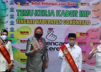 Nelson Pomalingo (Ayah Genre Provinsi Gorontalo) Bersama Forry A Naway) Bunda Genre Kabupaten Gorontalo, Serta Kepala Perwakilan BKKBN Provinsi Gorontalo Hartati Suleman Dan Kepala Dinas BKKBN Kabupaten Gorontalo. Foto: Putra/Gopos.