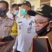 Bupati Gorontalo Utara, Indra Yasin saat diwawancarai oleh sejumlah media pada kegiatan pemusnahan miras jenis cap tikus, di Polres Gorontalo Utara.(foto.isno/gopos)