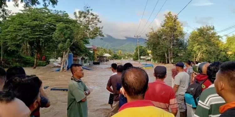 Ilustrasi banjir yang melanda Desa Alale Kecamatan Suwawa Selatan, Bone Bolango. Foto: Istimewa.