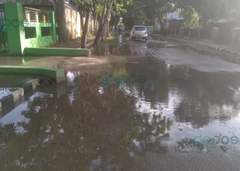 Jalan di depan Kompleks Perkantoran Limboto, Kabupaten Gorontalo yang sering tergenang air. Foto: Ramlan/gopos.