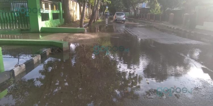 Jalan di depan Kompleks Perkantoran Limboto, Kabupaten Gorontalo yang sering tergenang air. Foto: Ramlan/gopos.