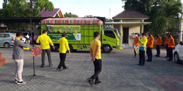Wali Kota Gorontalo, Marten taha, melepas rombongan pembawa bantuan untuk korban bencana di Kota Manado. Foto: Istimewa.