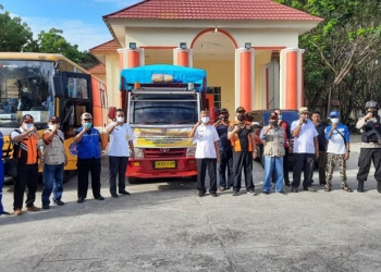 BANTUAN - Wakil Bupati Pohuwato, Amin Haras, melepas keberangkatan bantuan untuk korban bencana gempa di Sulawesi Barat, Rabu (27/1/2021). (istimewa)