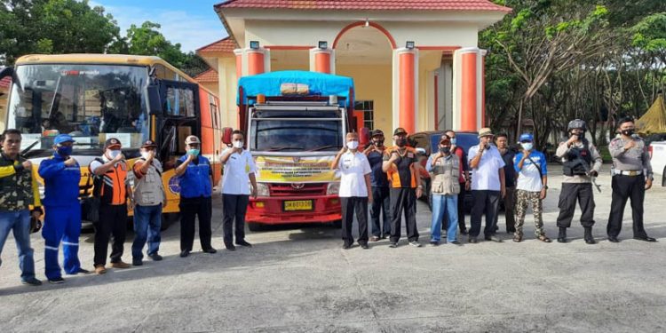 BANTUAN - Wakil Bupati Pohuwato, Amin Haras, melepas keberangkatan bantuan untuk korban bencana gempa di Sulawesi Barat, Rabu (27/1/2021). (istimewa)