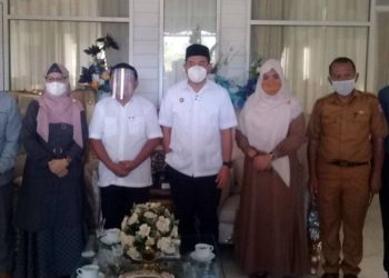 Ketua serta pengurus Yayasan Bina Mandiri Gorontalo saat foto bersama Bupati Bone Bolango Hamim Pou