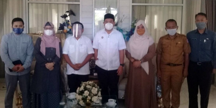 Ketua serta pengurus Yayasan Bina Mandiri Gorontalo saat foto bersama Bupati Bone Bolango Hamim Pou