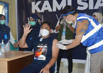 Bupati Bone Bolango, Hamim Pou, menjalani vaksinasi Covid-19 di RSUD Toto, Kabila, Bone Bolango.