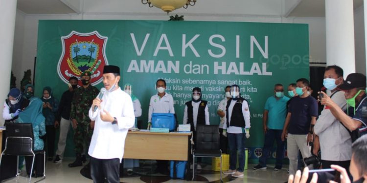Bupati Gorontalo vaksinasi