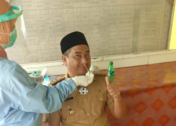 Bupati Bone Bolango, Hamim Pou, saat menjalani pemeriksaan rapid tes antigen. (istimewa)
