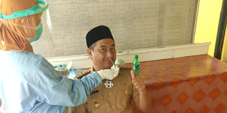 Bupati Bone Bolango, Hamim Pou, saat menjalani pemeriksaan rapid tes antigen. (istimewa)