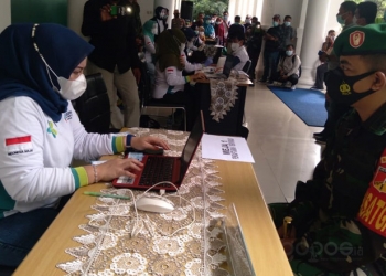 Dandim 1314/Gorontalo Utara, Letkol Firstya Andrean Gitrias, menjalani pemeriksaan sebelum ditentukan memenuhi syarat atau tidak dilakukan penyuntikan vaksin Covid-19.(ramlan/gopos)