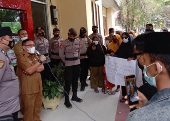 AUDIT BANTUAN - Inspektur Daerah Pohuwato, Moh. Trizal Entengo, memberi penjelasan kepada massa aksi Sepakat.(putra/gopos)